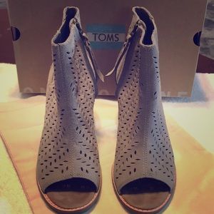 2” heel TOMS ‘deseegriege color suede booties